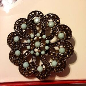 Pretty Brooch with Blue Stones NWT